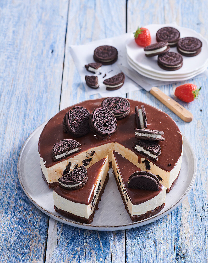 Non-baked cheesecake with cocoa cookies