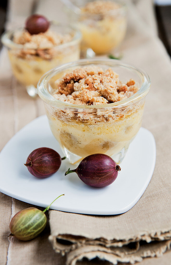 Stachelbeer-Crumble in Dessertgläsern