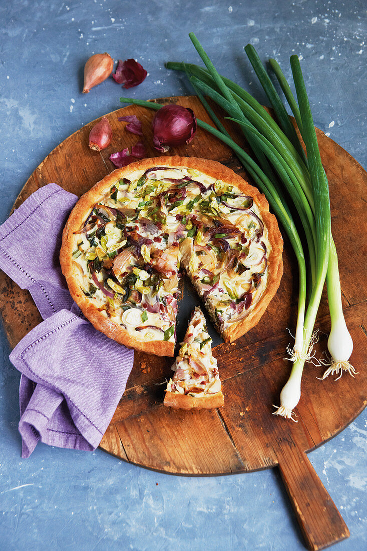 Gemischter Zwiebelkuchen mit Schinken