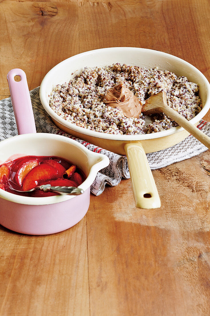 Quinoa-Porridge mit Pflaumenkompott