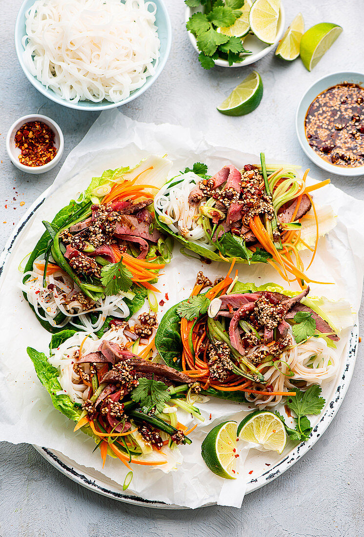 Koreanisch inspirierte Salatwraps mit Rindfleisch und Sesam