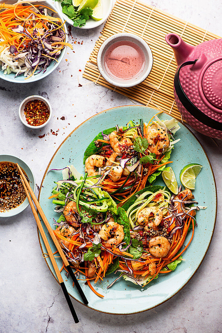 Koreanisch inspirierte Salatwraps mit Garnelen und Sesam