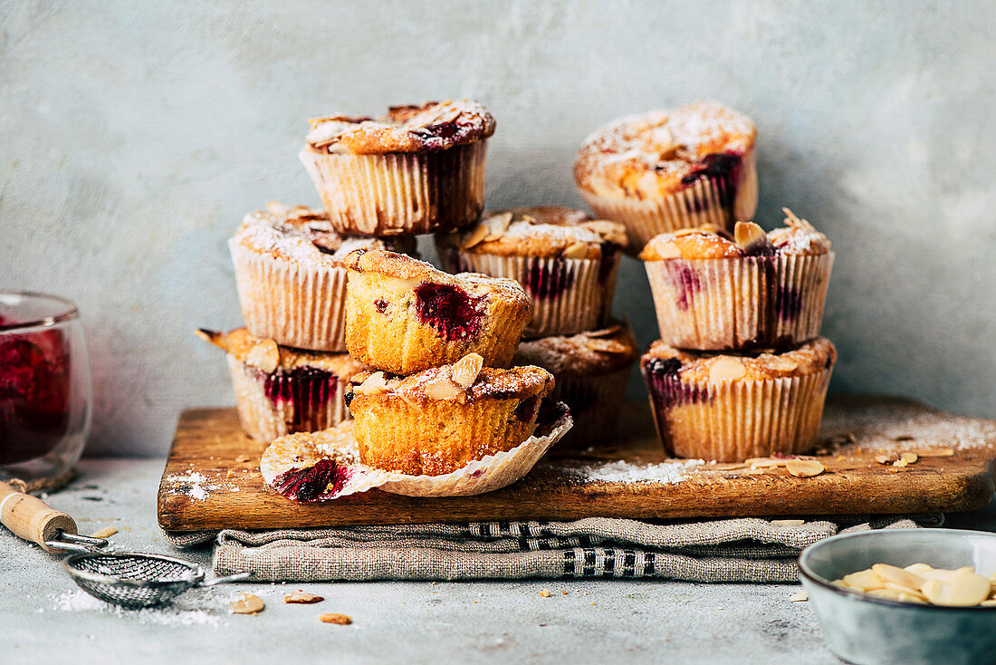 Himbeer-Joghurt-Muffins mit Mandelblättchen