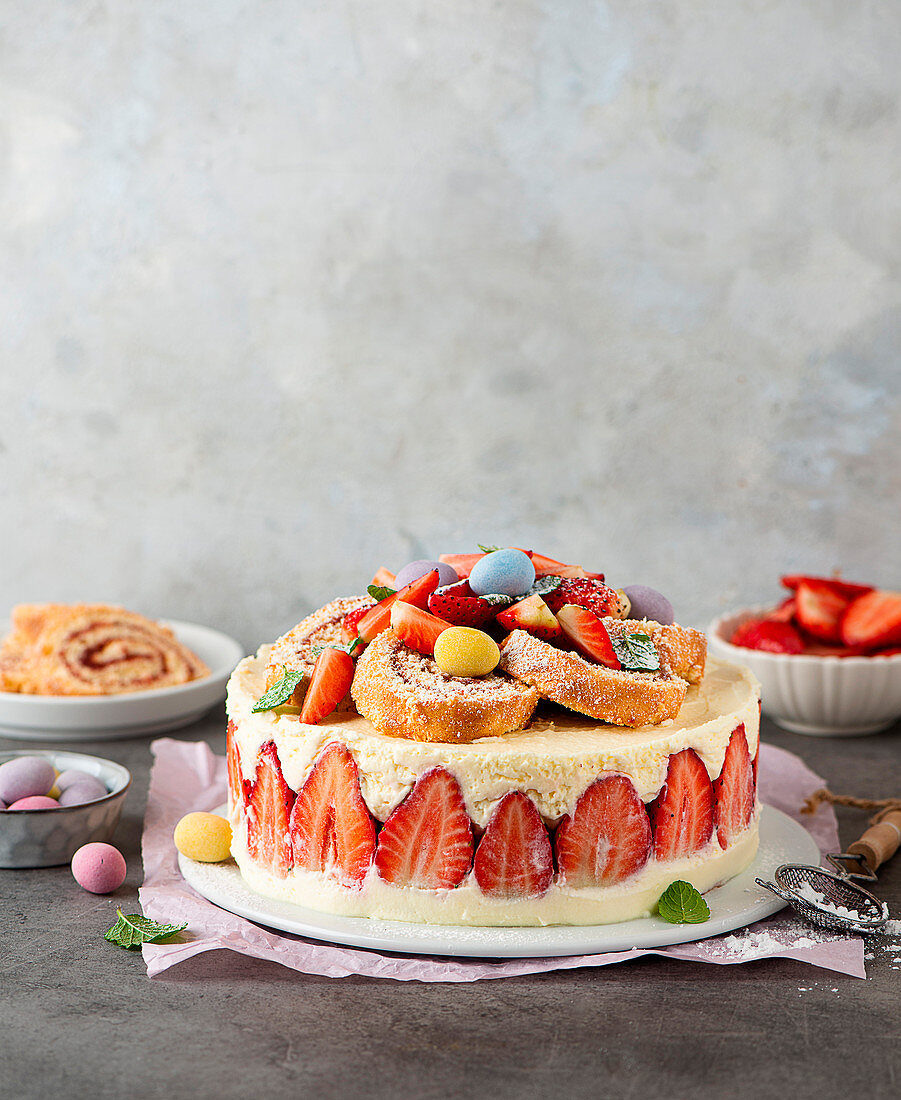 Erdbeer-Quark-Torte mit Biskuitrollen zu Ostern