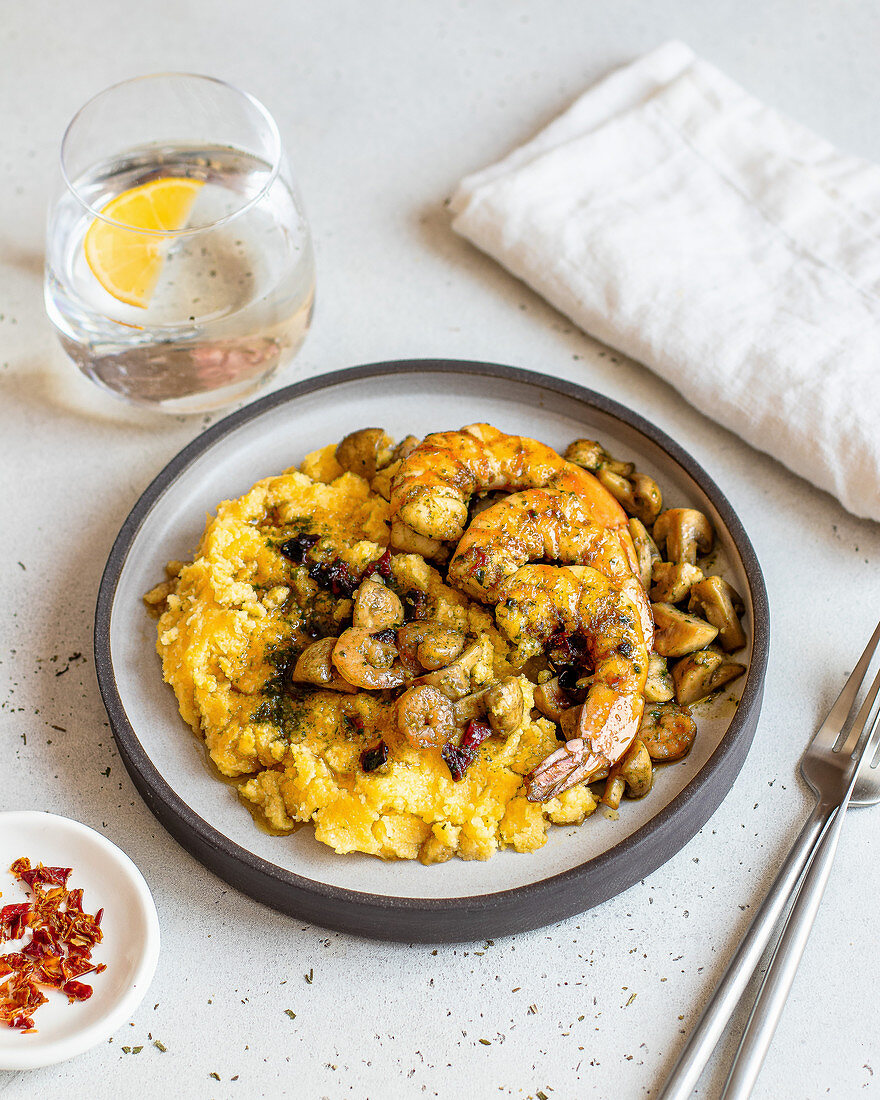 Polenta mit Pilzen und Garnelen