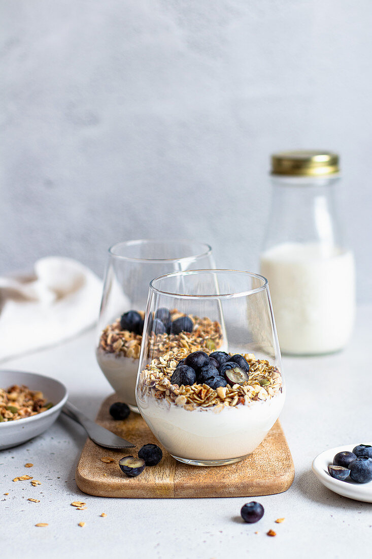 Joghurt mit Müsli und Blaubeeren