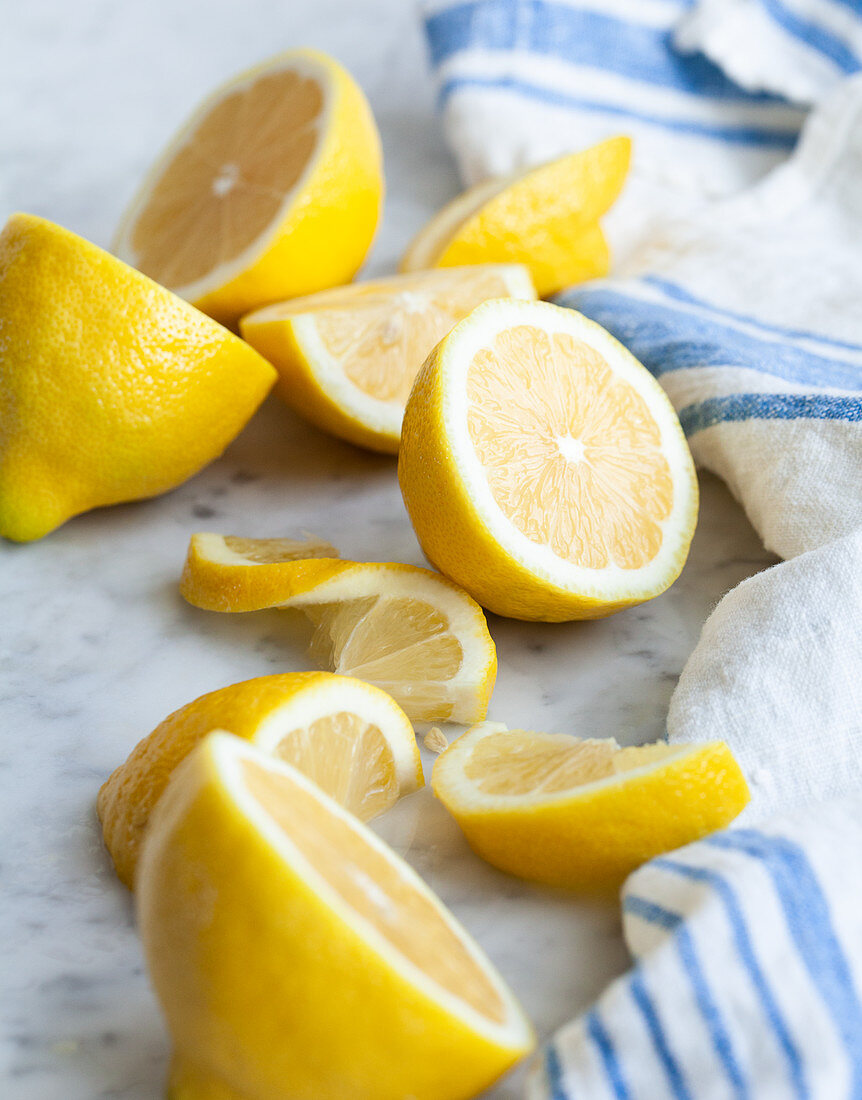 Zitronen, halbiert und in Spalten geschnitten