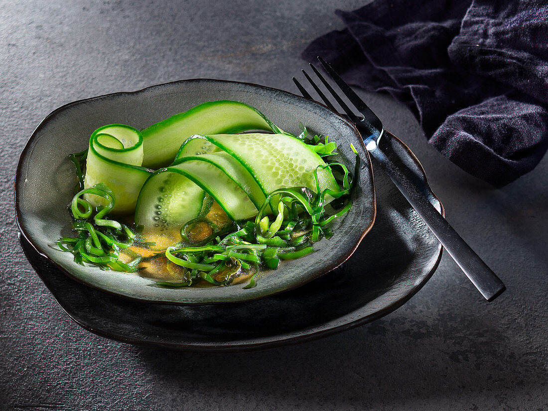 Gurken-Algensalat mit Limettendressing