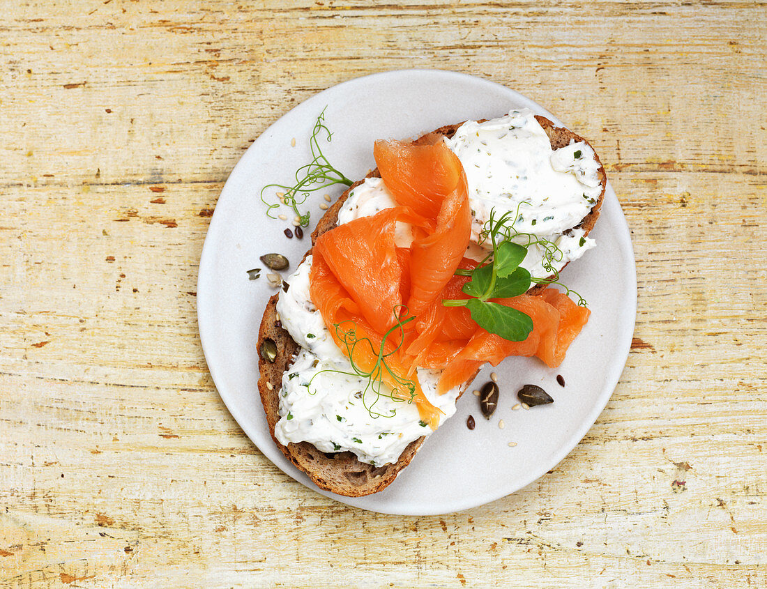 Belegtes Brot mit Frischkäse und Räucherlachs