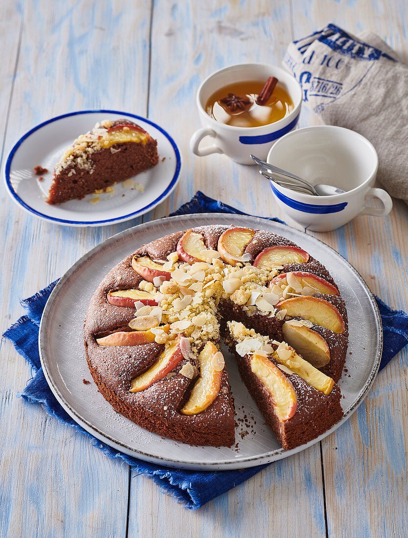 Kakaokuchen mit versunkenen Äpfeln