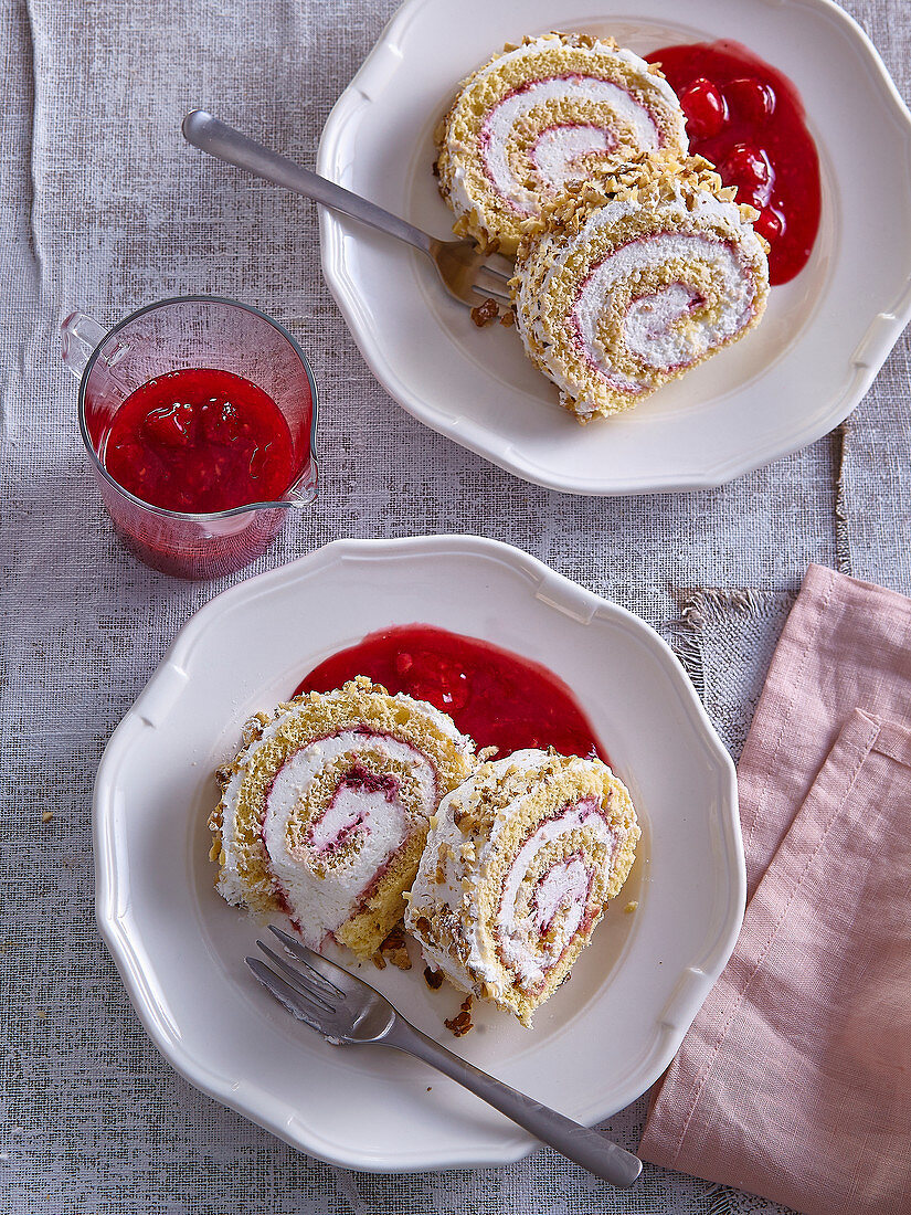 Köstliche Biskuitrolle mit Himbeersauce