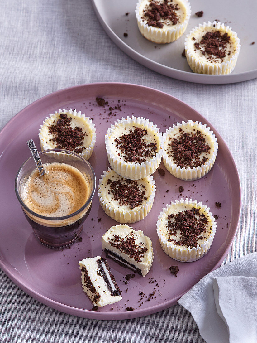 Custard tartlets with cocoa cookies