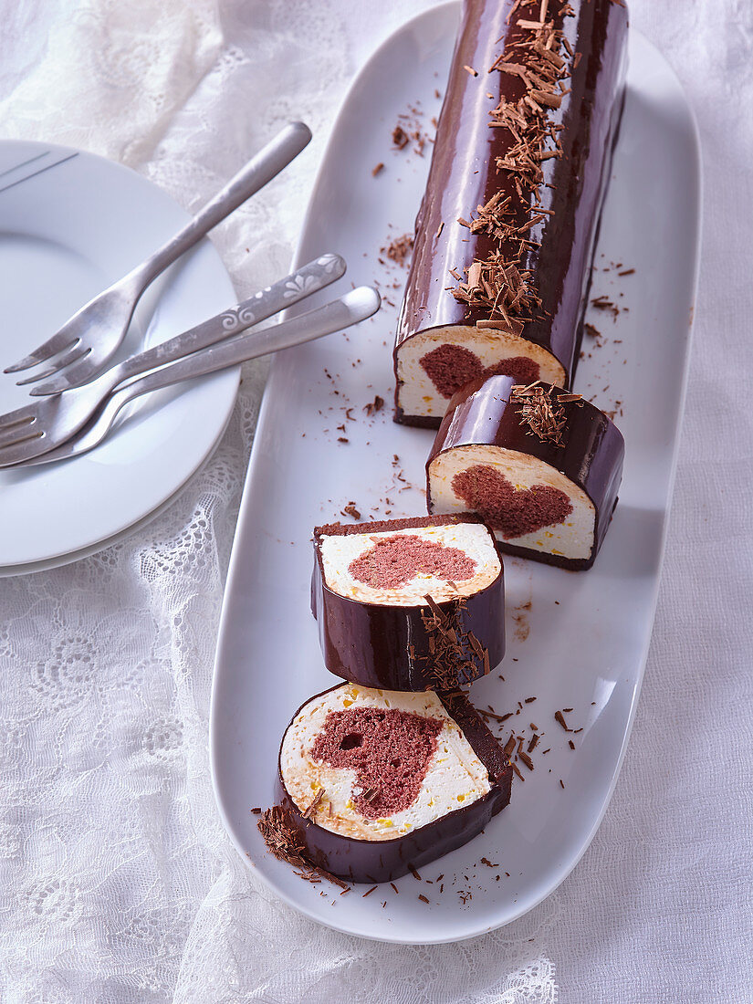 Käsekuchenrolle mit Mandarinen, Herzmotiv und Schokoladenglasur