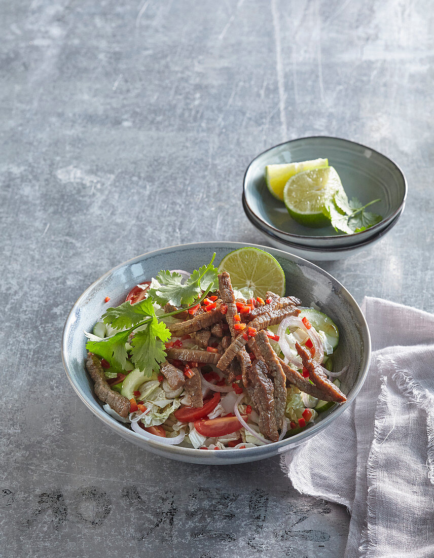 Asiatischer Salat mit Rindfleisch, Limette und Chili