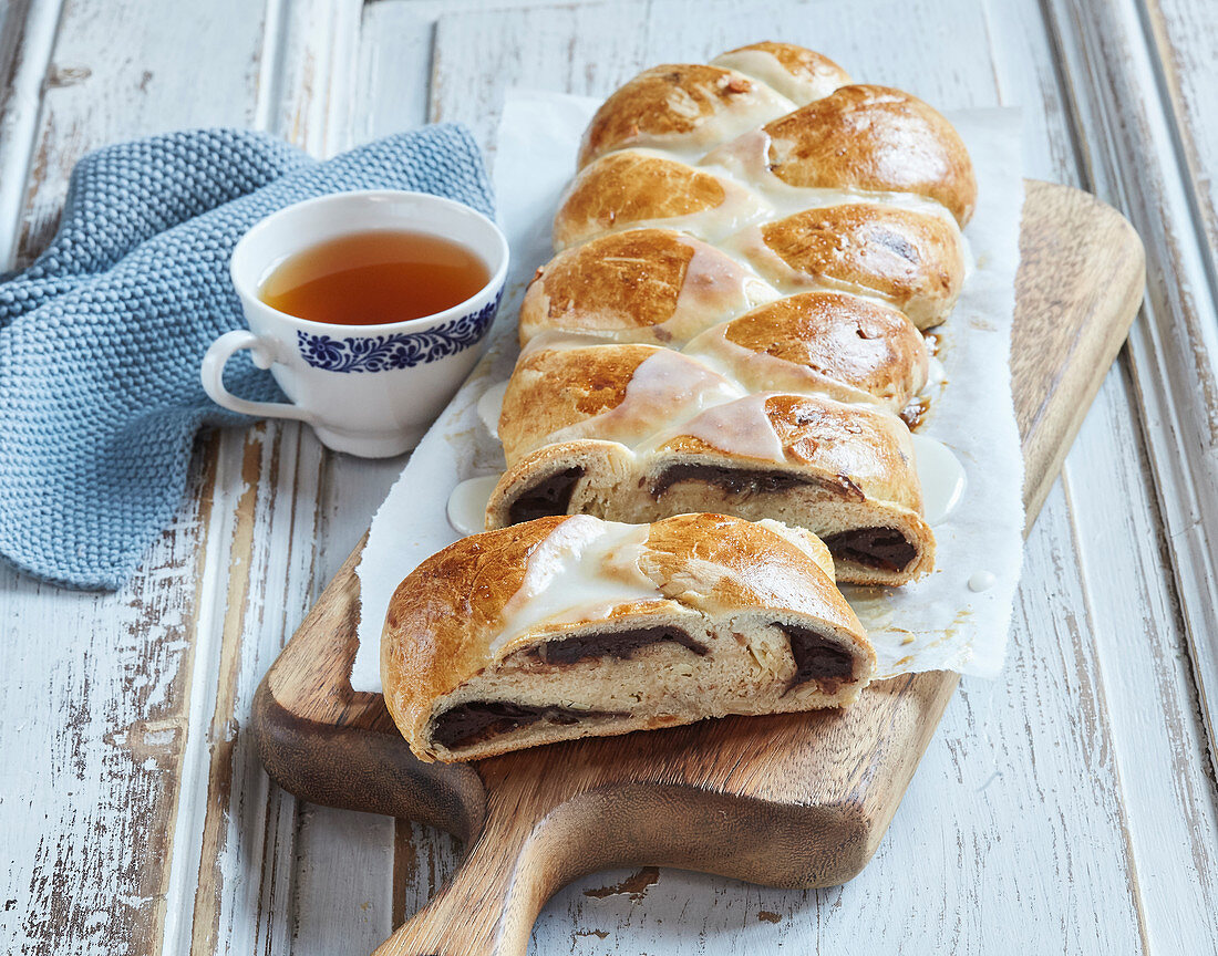 Hefezopf mit Puddingfüllung und Zuckerglasur