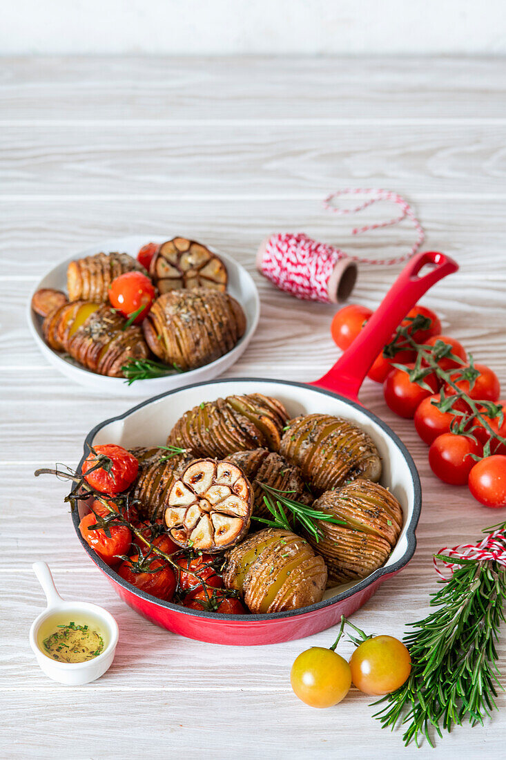 Hasselback-Kartoffeln mit Knoblauch und Tomaten