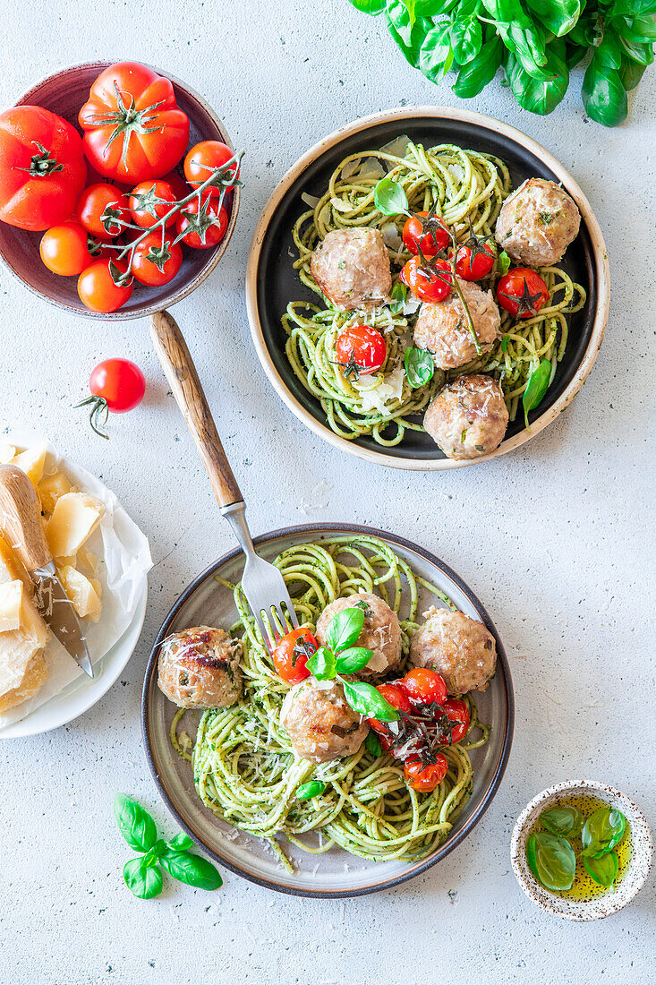 Pasta mit Pesto und Fleischbällchen