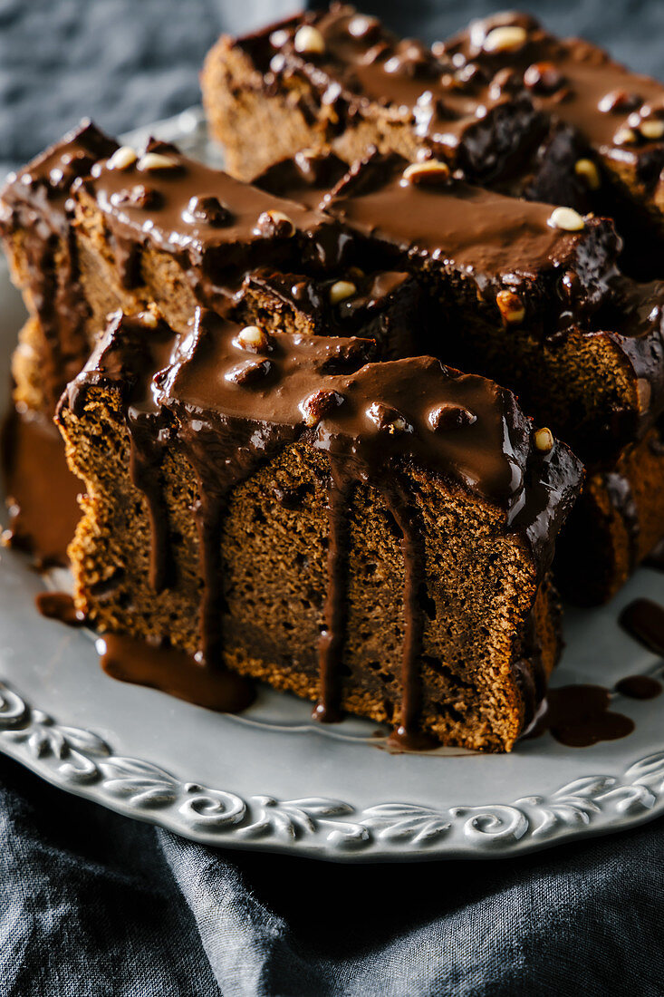 Kastenkuchen mit dunkler Schokolade und Pinienkernen