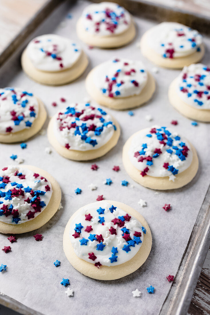 Cookies mit Zuckerglasur und Sternchen