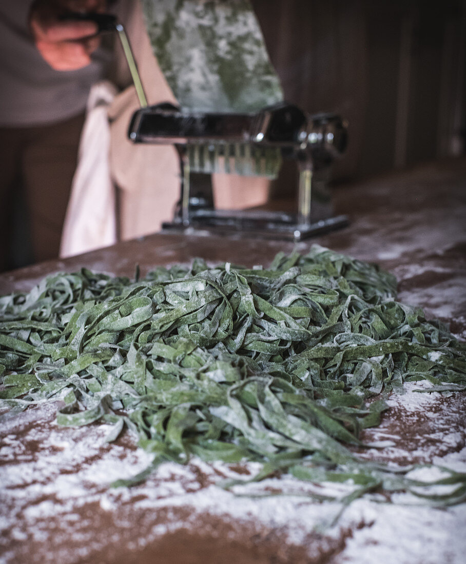 Grüne Tagliatelle mit der Nudelmaschine zubereiten