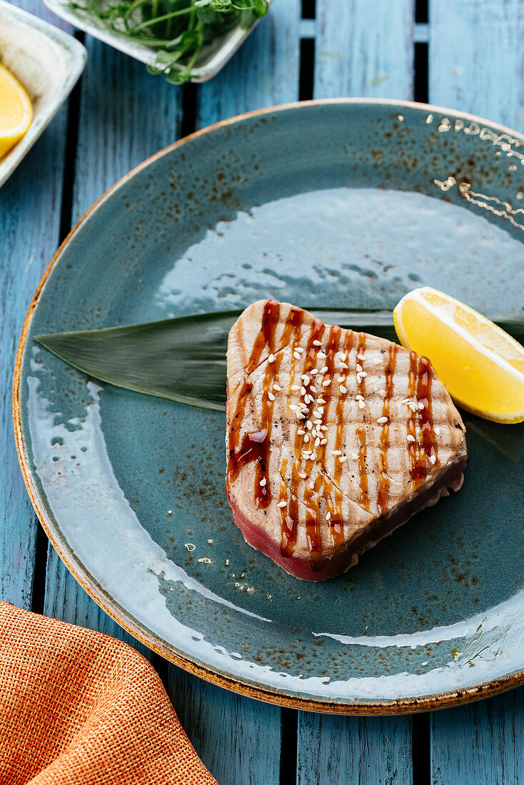 Gegrillter Thunfisch mit Kräutern und Zitrone