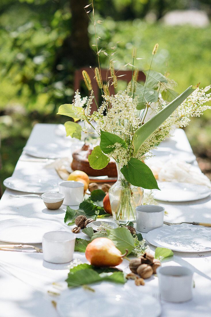 Frühherbstlich dekorierter Tisch im Garten