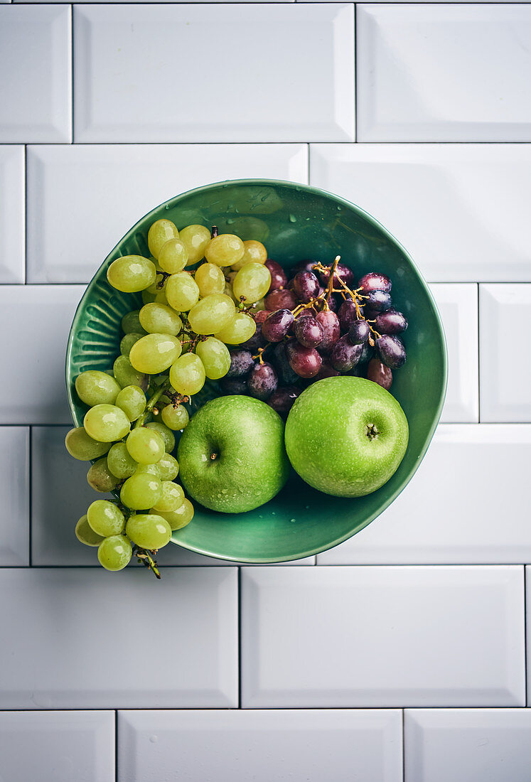 Blue and green table grapes, Granny Smith apples