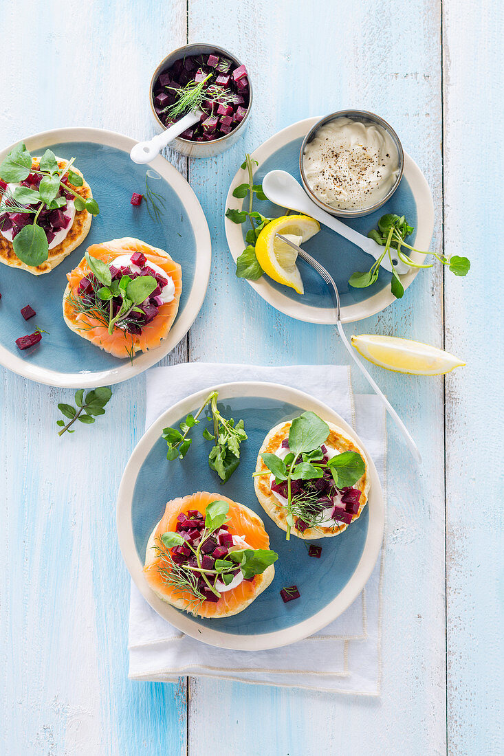 Blinis mit Räucherlachs, Roter Bete und Schmandcreme