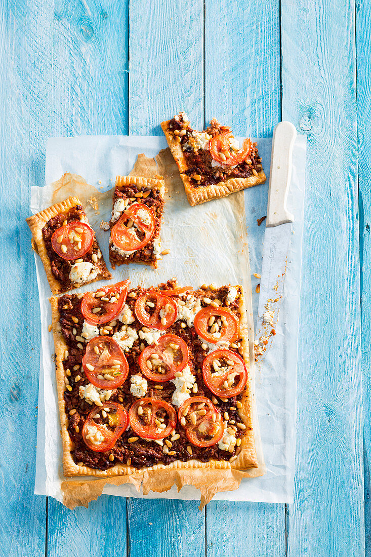 Minced meat tart with tomatoes and pine nuts