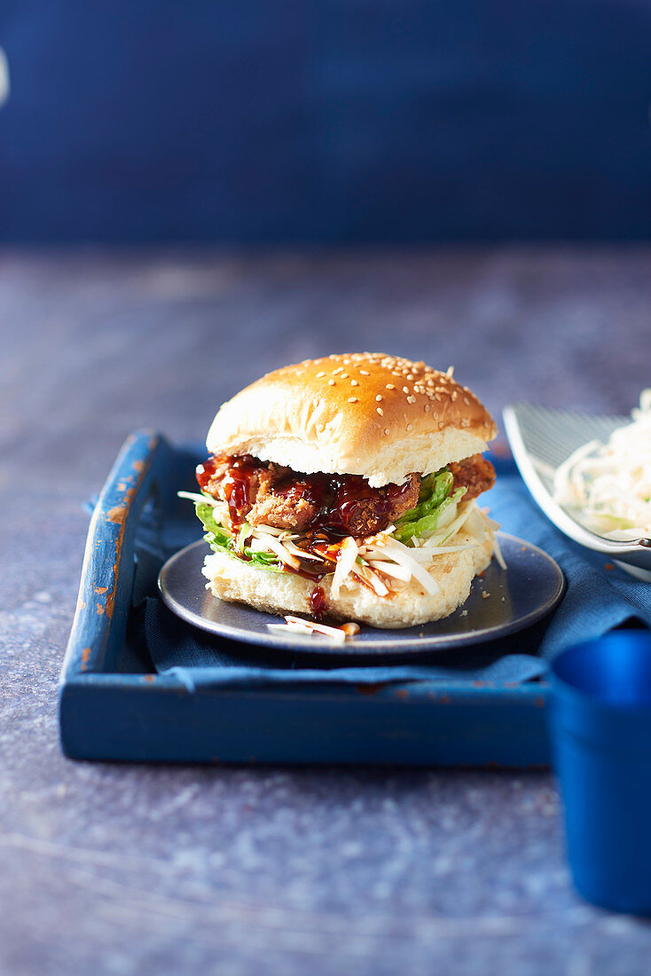 Koreanische Burger mit gebratenem Hühnchen