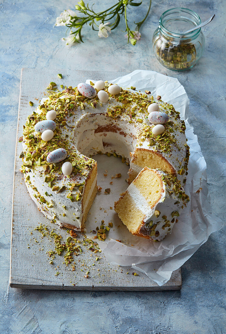 Fancy bread with mascarpone and pistachios