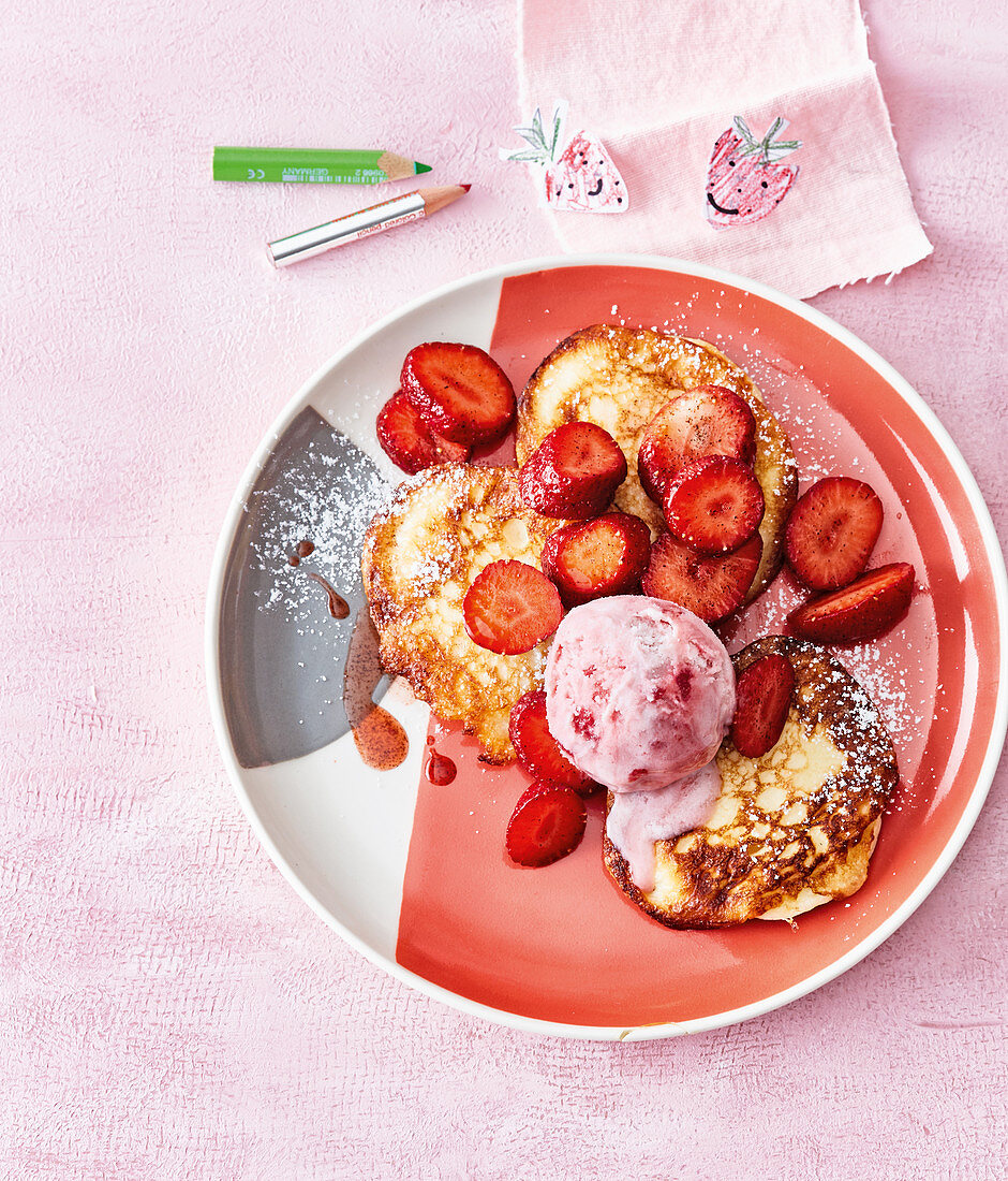 Quark cakes with strawberries and strawberry ice cream