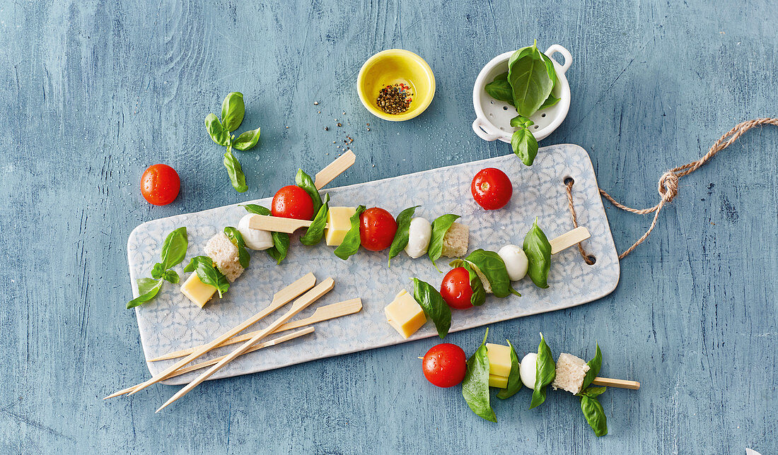 Cheese skewers with tomatoes and basil