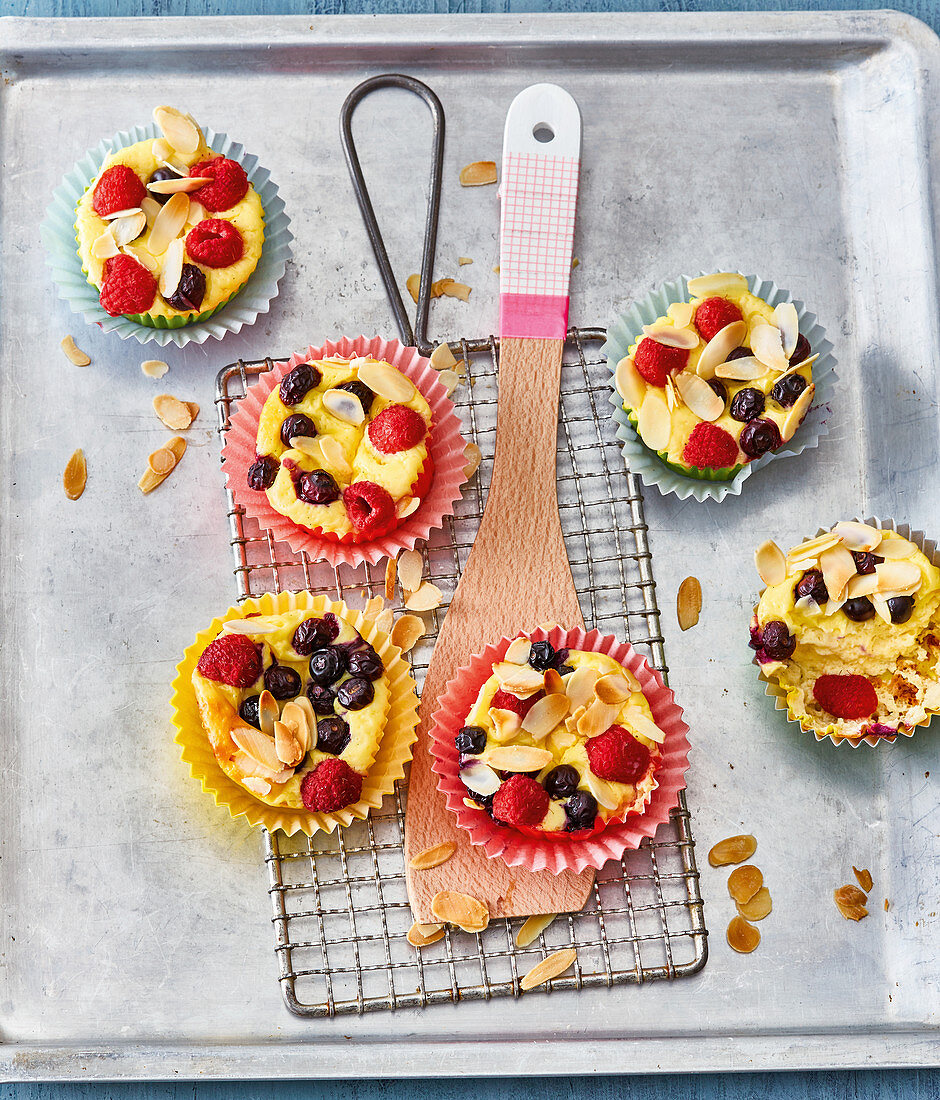 Quark vanilla muffins with fresh berries and flaked almonds