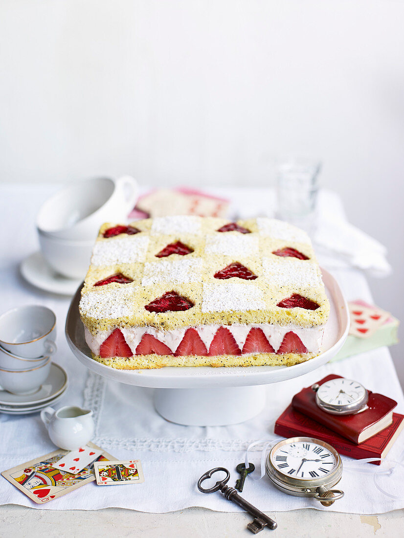 Mohn-Biskuitkuchen mit Erdbeeren und Herzmotiven