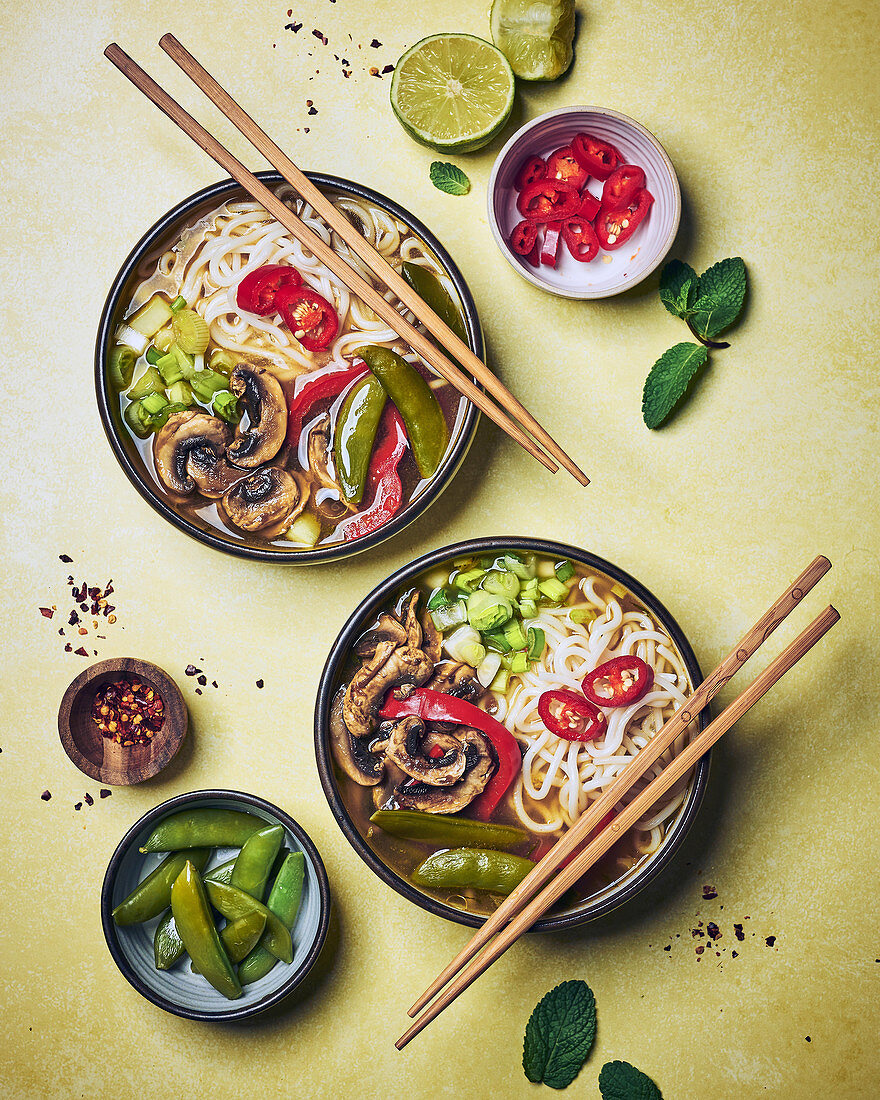 Vietnamesische Pho-Suppe mit Nudeln, Pilzen und Edamame