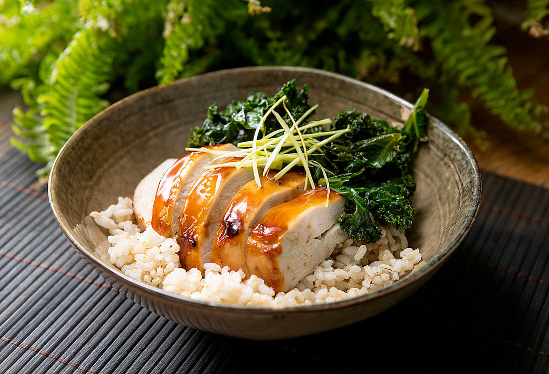 Poke Bowl with kale and chicken breast