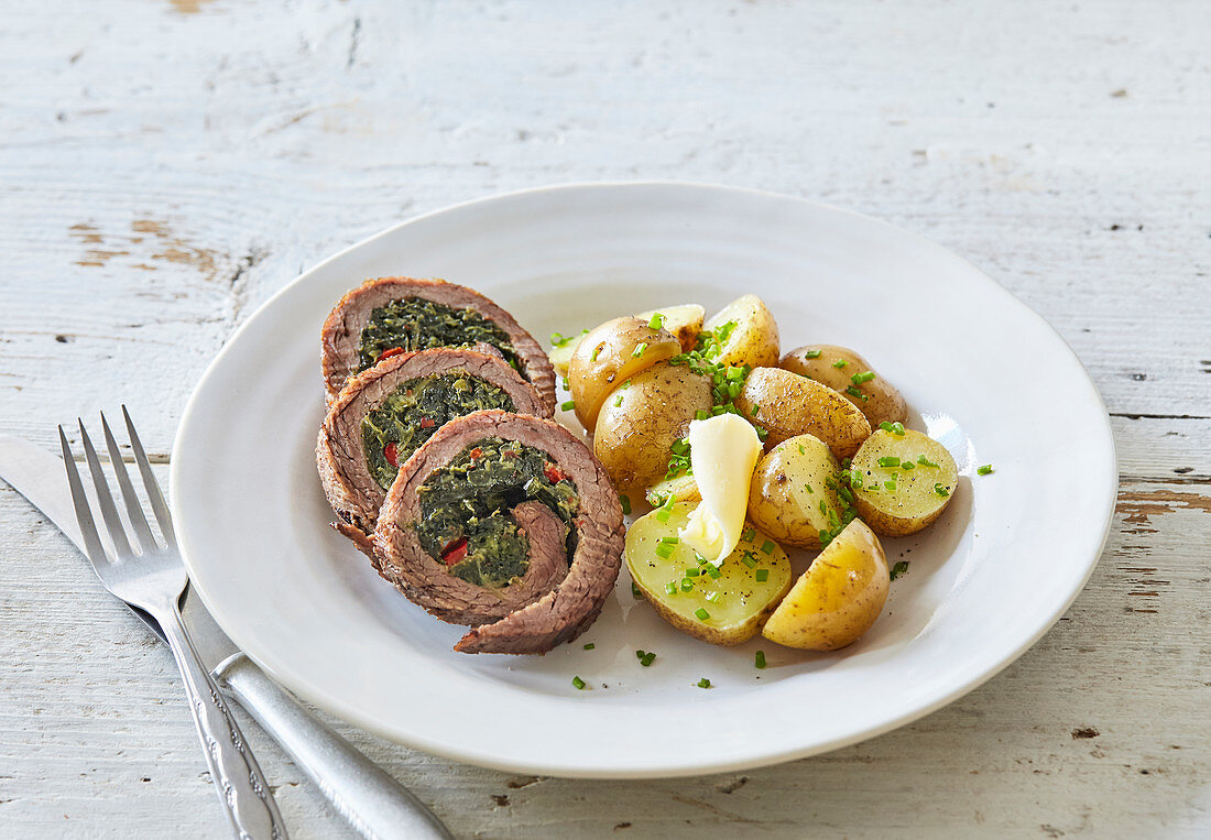 Rinderroulade mit Spinat-Brennnessel-Füllung und Kartoffeln