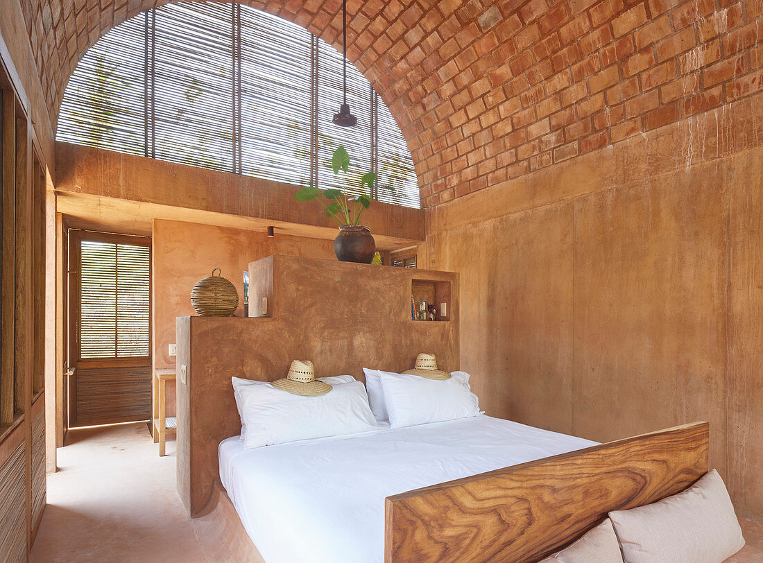 Schlichtes Schlafzimmer mit Gewölbedecke in der Casa Volta