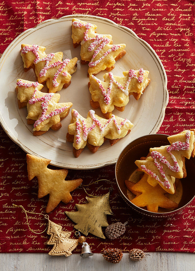 Ginger Christmas cookies with coconut cream