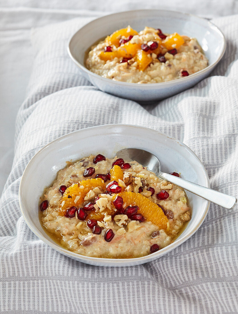 Glutenfreier Karottenbrei mit Orangen und Granatapfelkernen