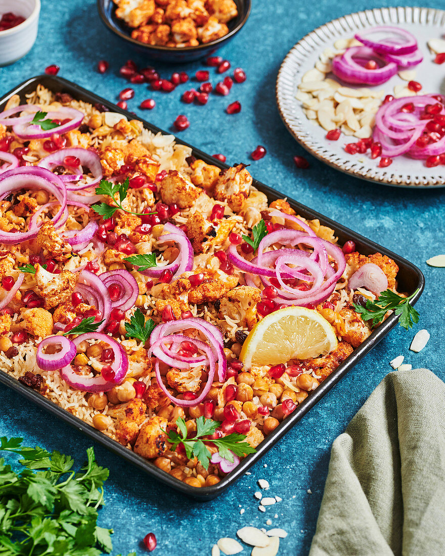 Reisauflauf mit Blumenkohl und Kichererbsen auf Ofenblech