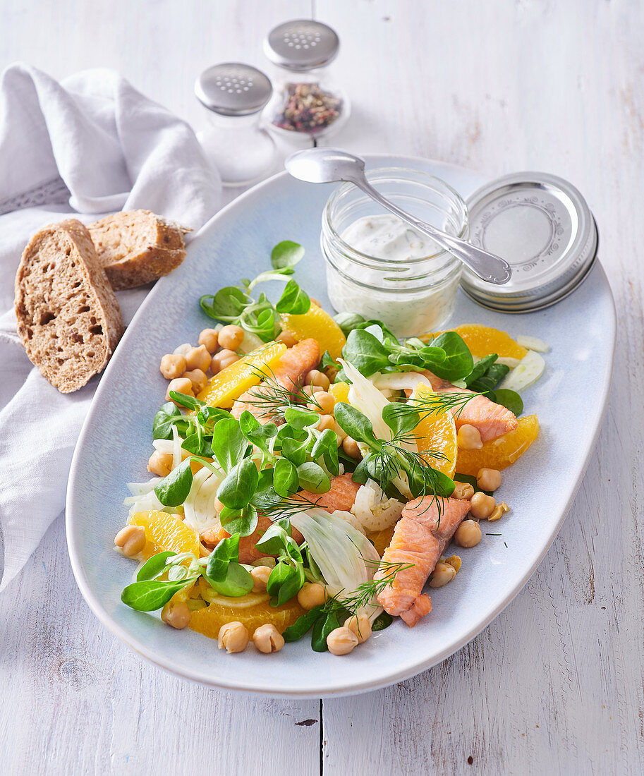 Lamb‘s salad with salmon and oranges