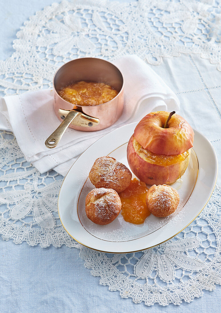 Bratäpfel mit Orangenmarmelade und Donuts
