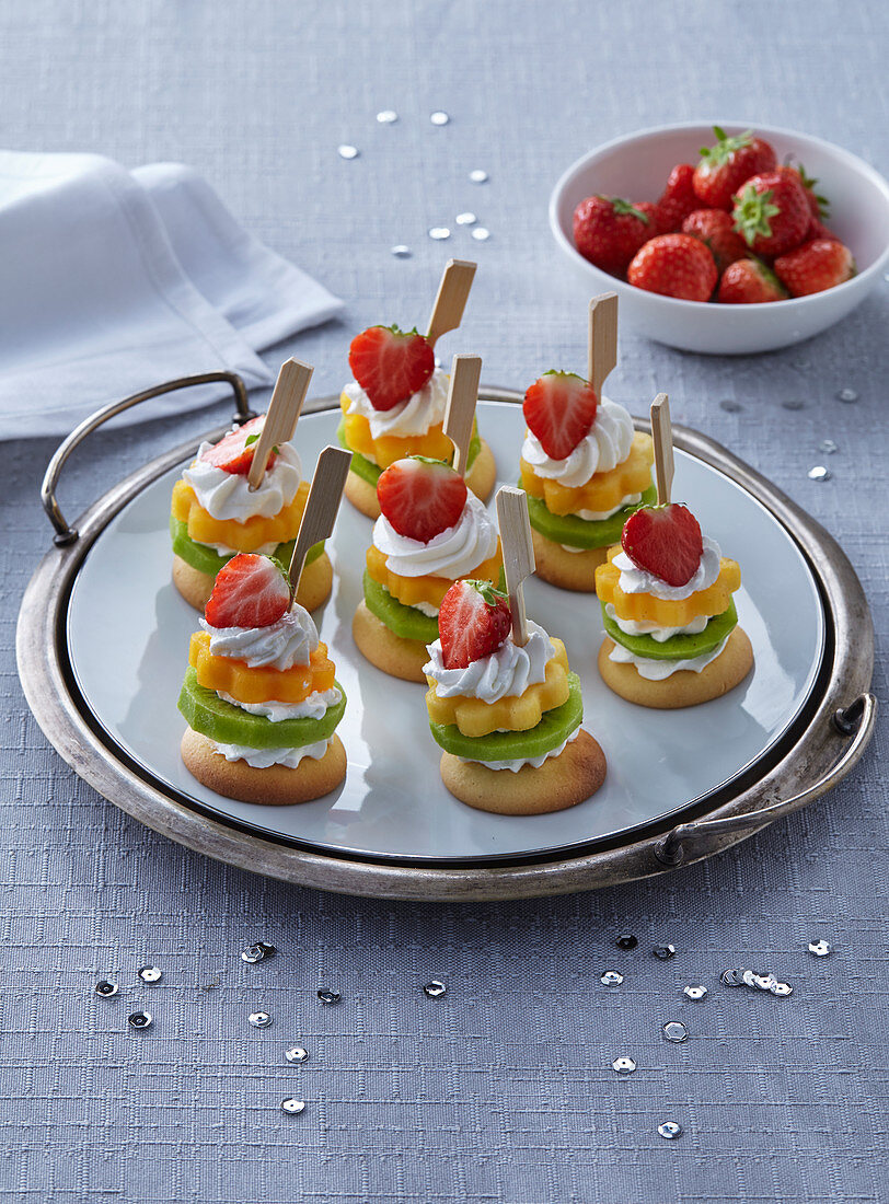 Biscuit canapés with fruits