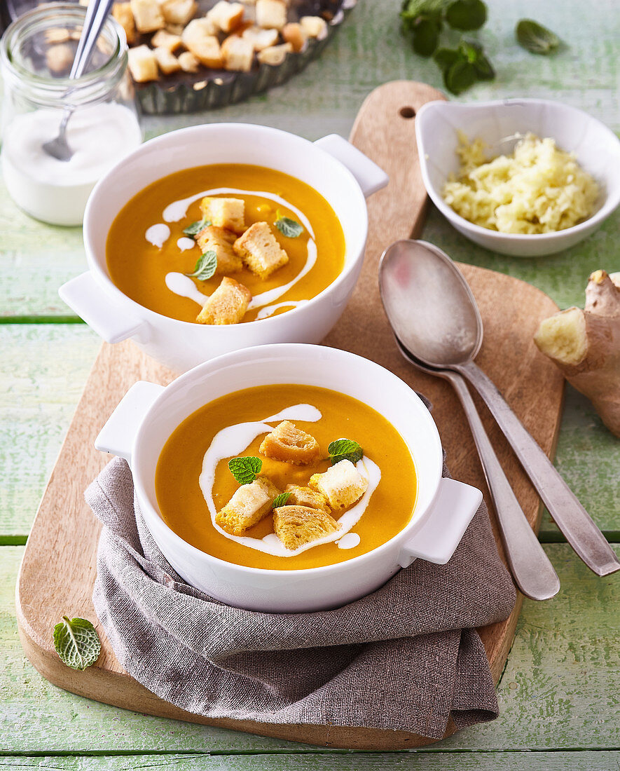 Karottencremesuppe mit Ingwer und Croûtons