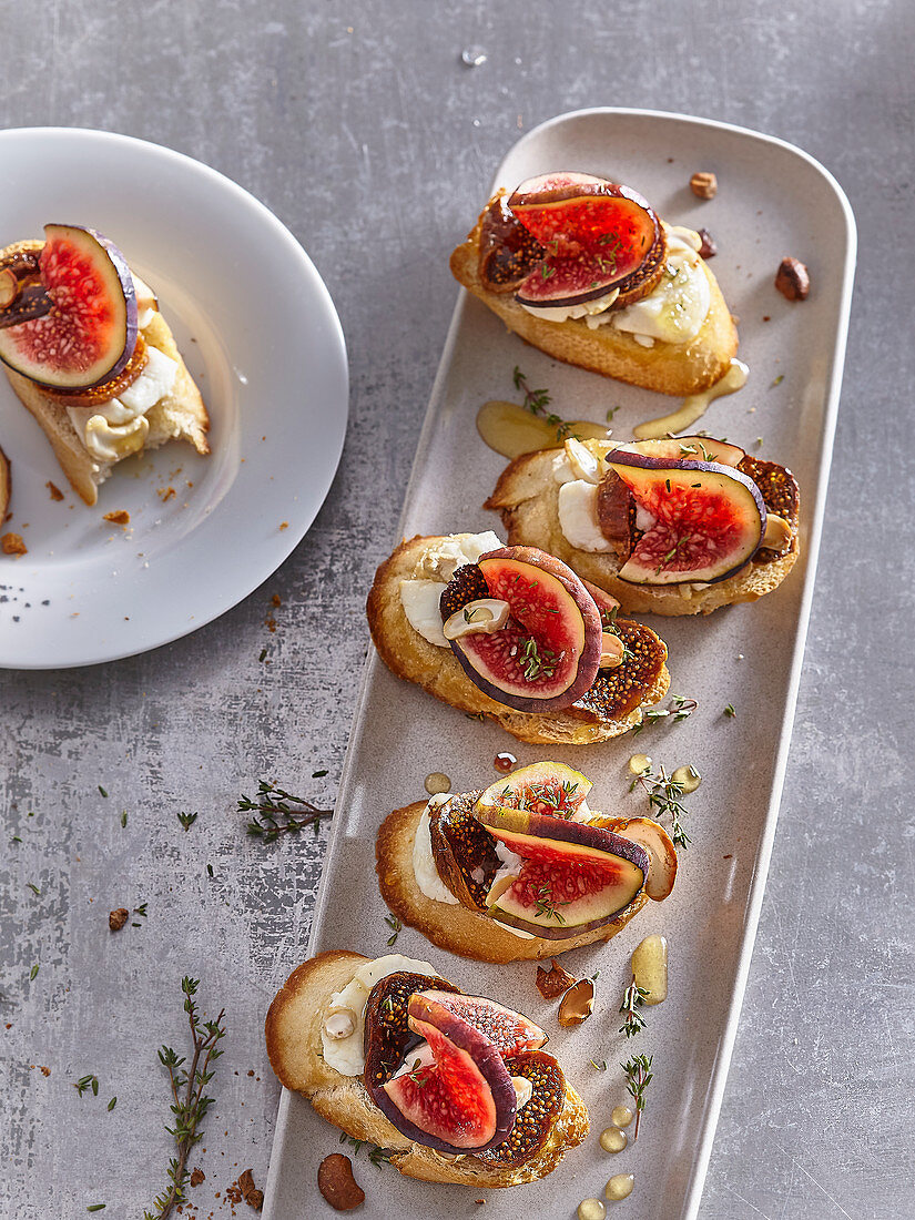 Canapés with figs, honey and goat cheese
