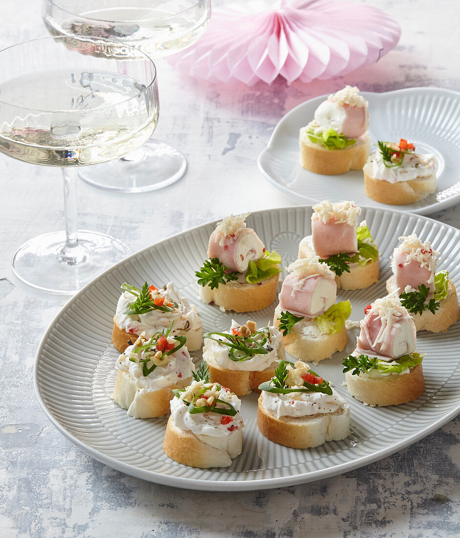 Canapés with garlic and horseradish spread