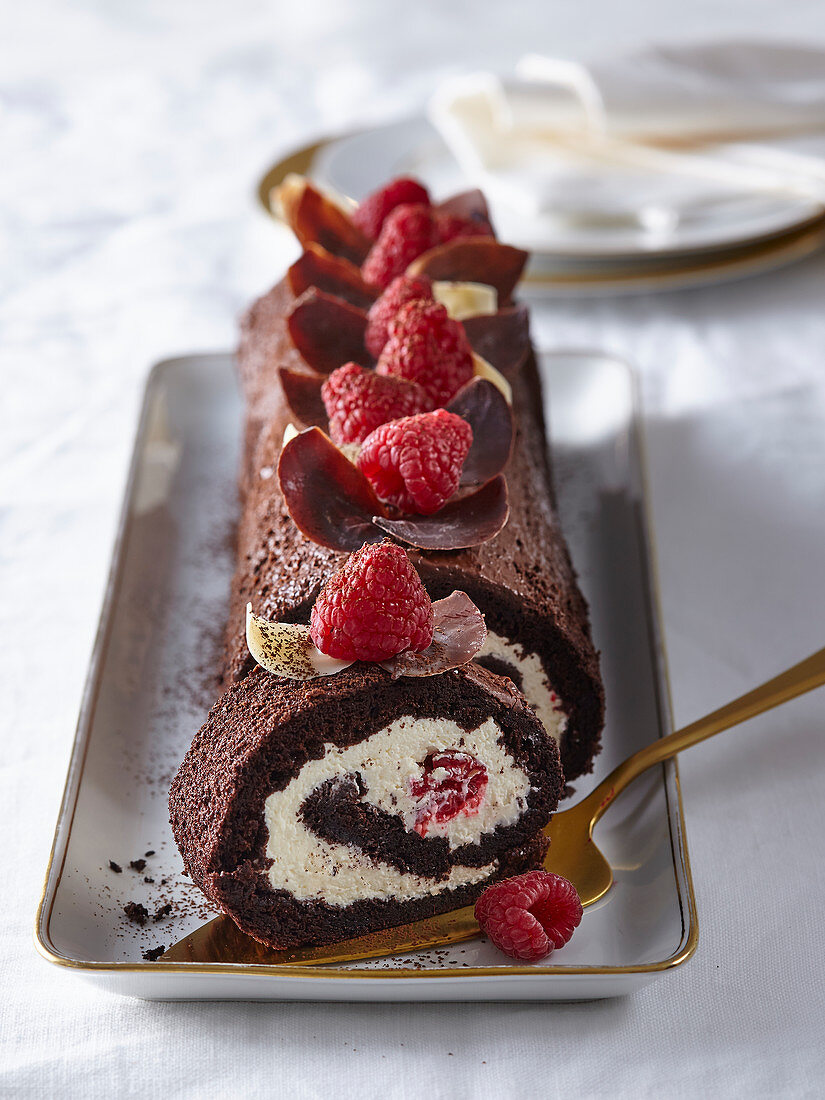 Chocolate roll with raspberries