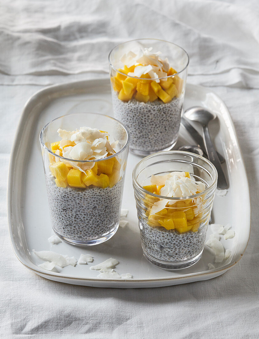 Chiapudding mit Mango und Kokosflocken